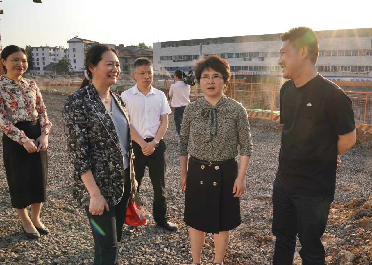 
										市委書(shū)記朱素芳一行來(lái)集團(tuán)通祿門工地視察大氣防控治理工作
